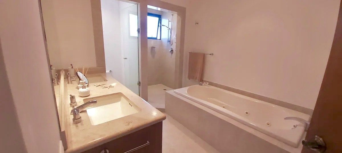 8 de 16: Baño Principal con tina