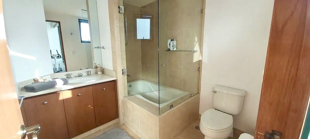 10 de 16: Baño con tina y ducha