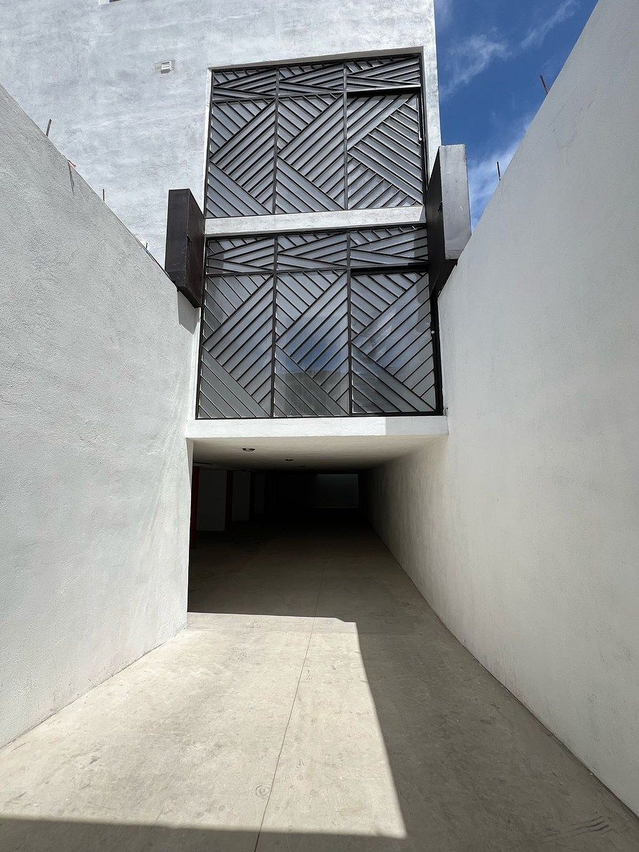 11 of 14: ENTRADA A ESTACIONAMIENTO