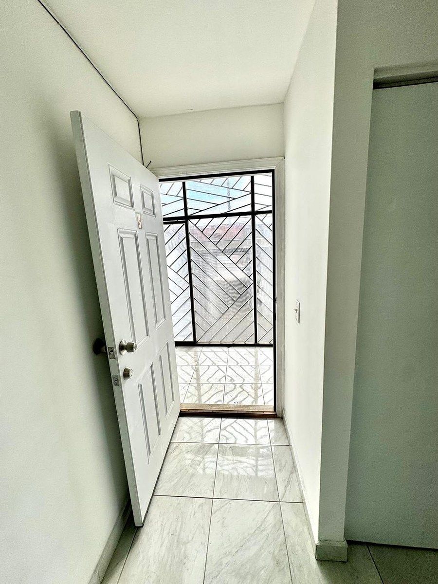 10 of 14: ENTRADA A DEPARTAMENTO