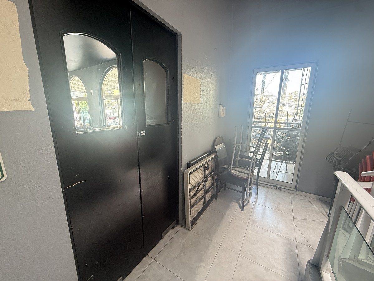 6 de 17: Entrada al local