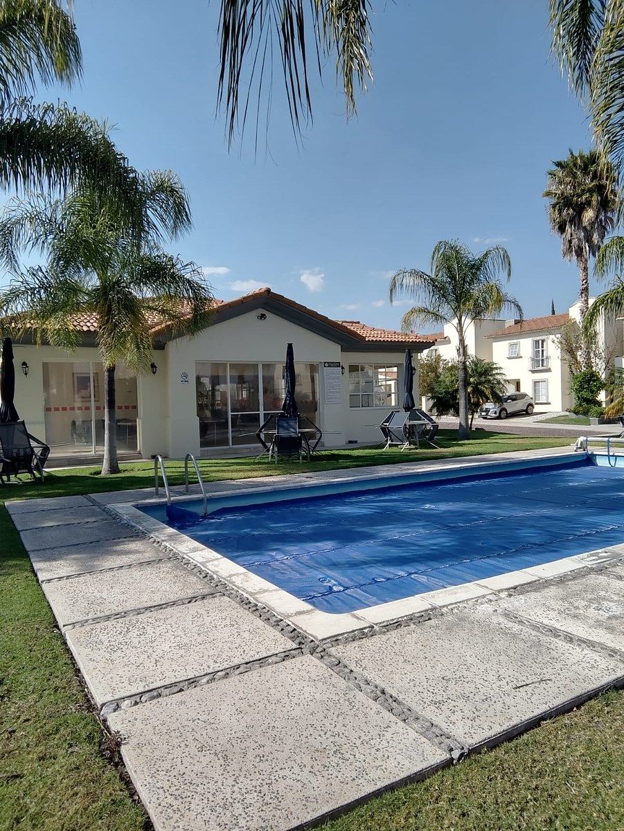 16 de 17: alberca junto a salón de juegos