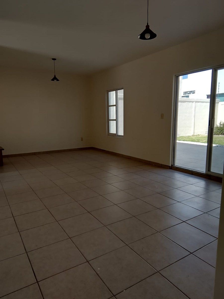 4 de 17: sala y comedor con acceso a jardín