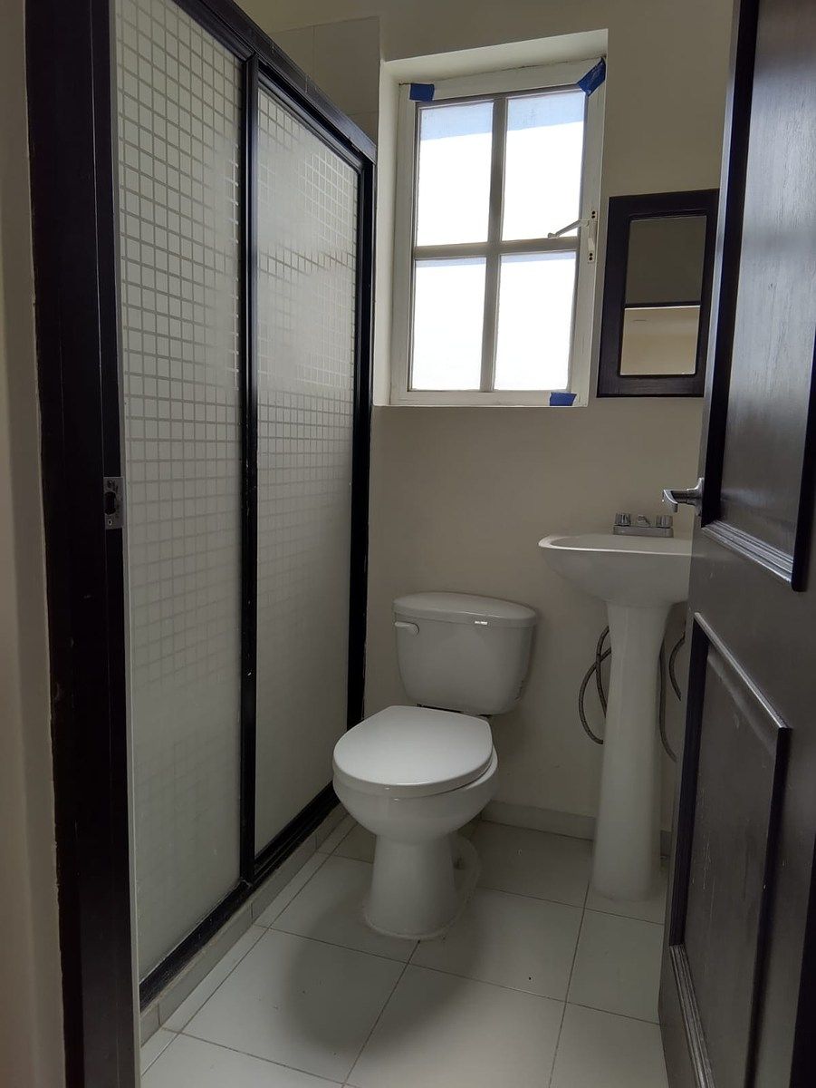 17 de 17: baño de servicio, completo