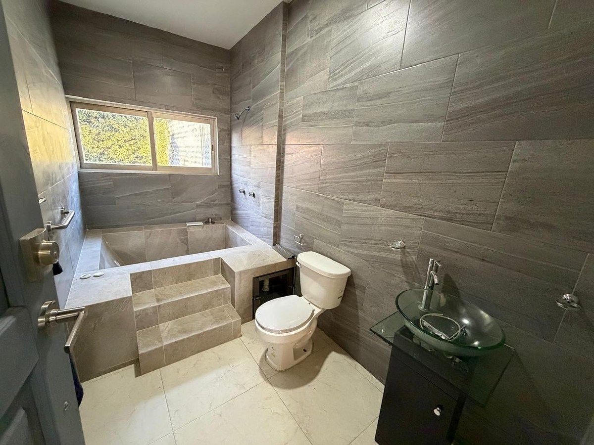 4 de 13: baño con jacuzzi