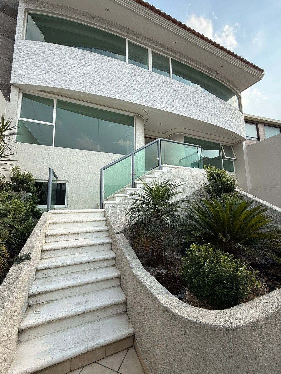 2 of 19: escalera para entrada principal con jardinera