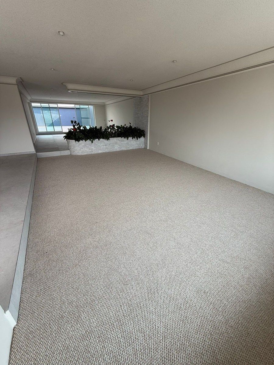 4 of 19: sala y comedor con  casacada con jardinera