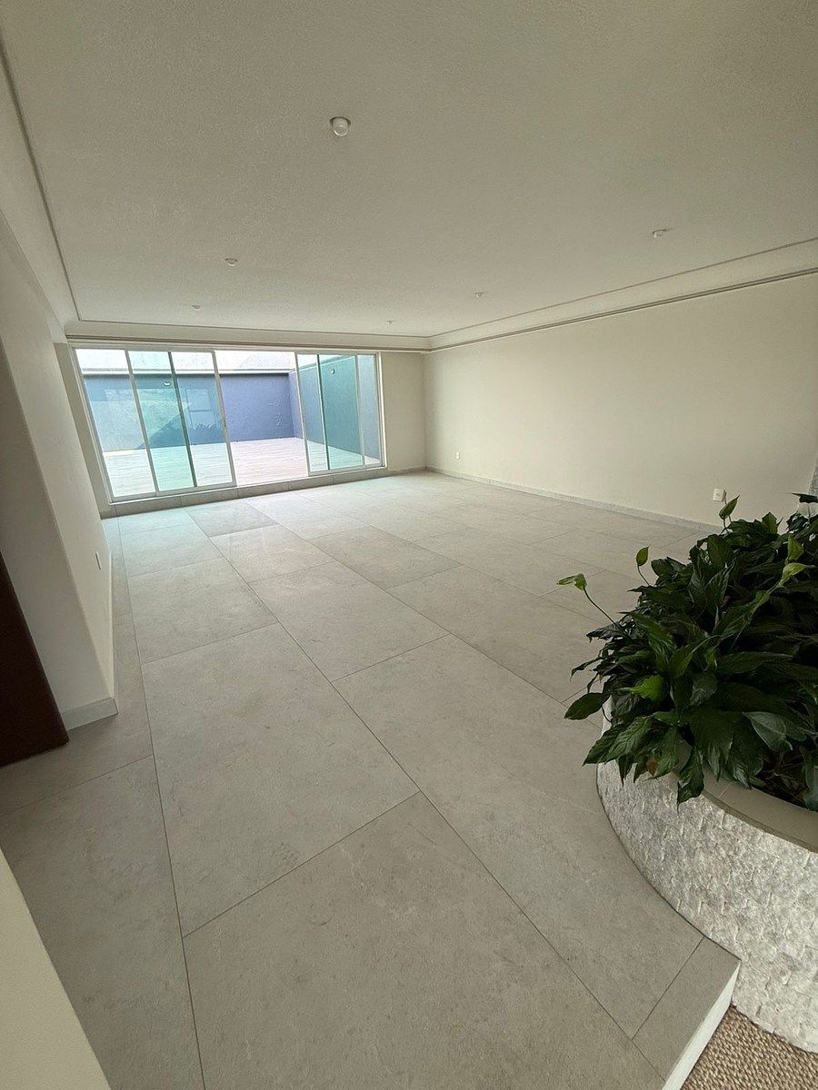 5 of 19: comedor con acceso a cocina y patio trasero