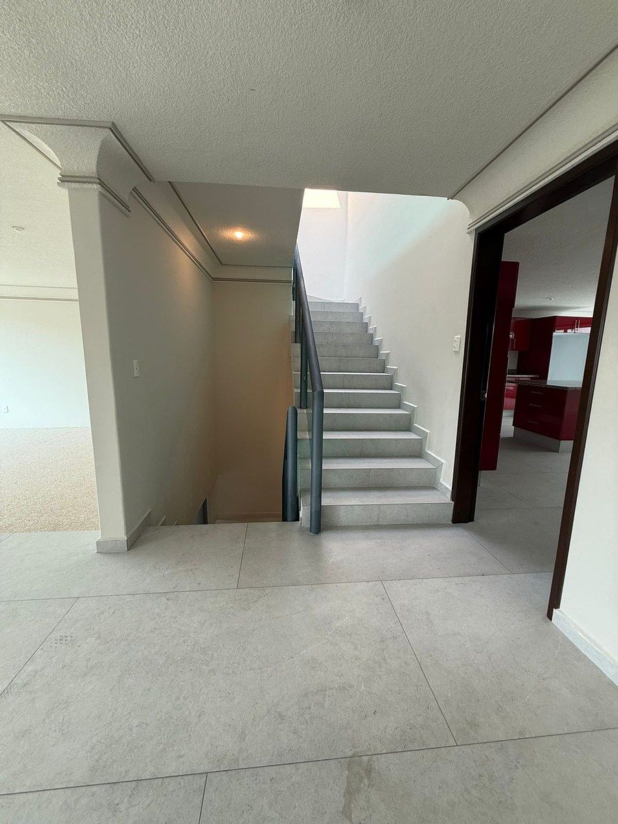 8 of 19: Escalera para subir a segundo piso