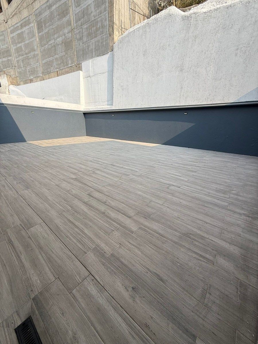 19 of 19: Patio mediterraneo muy amplio ideal para terraza, mascotas