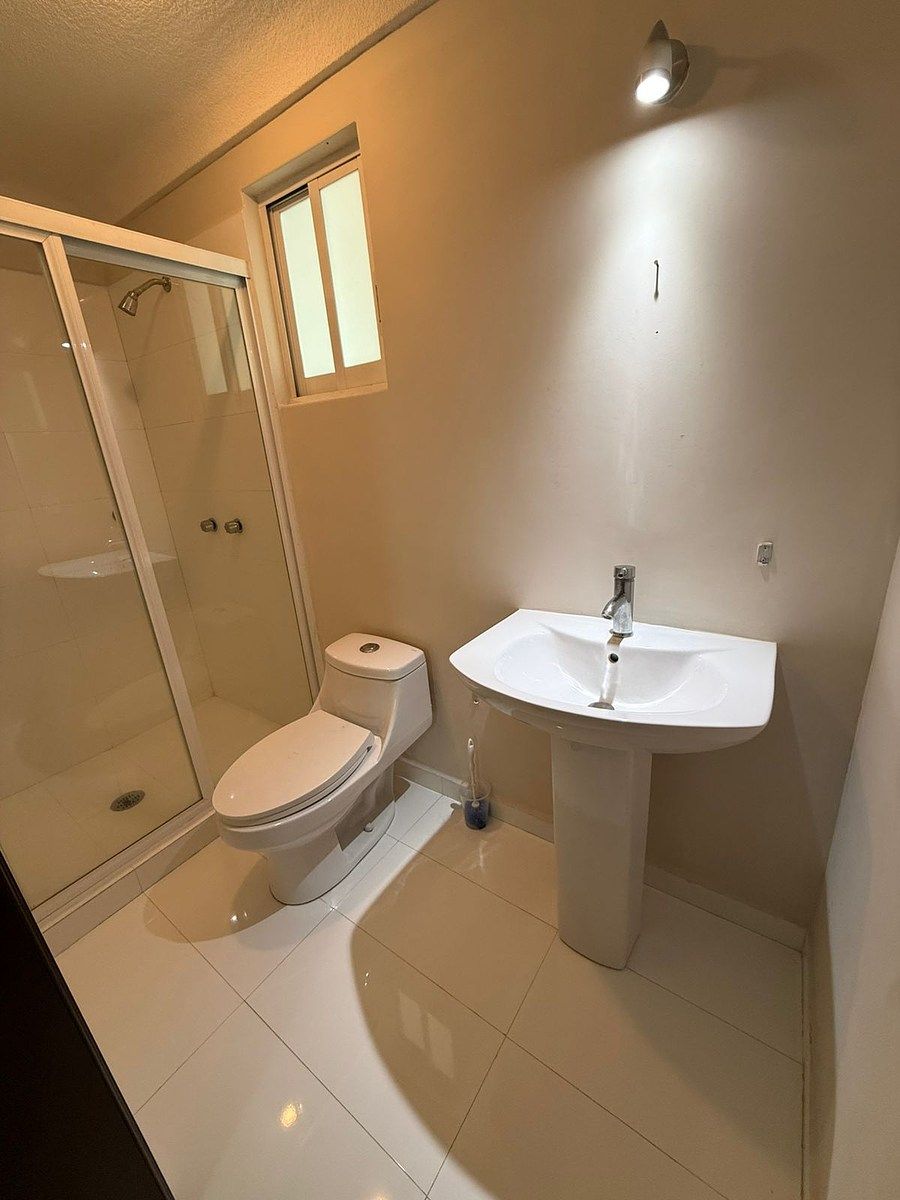 16 of 19: baño cuarto de servicio