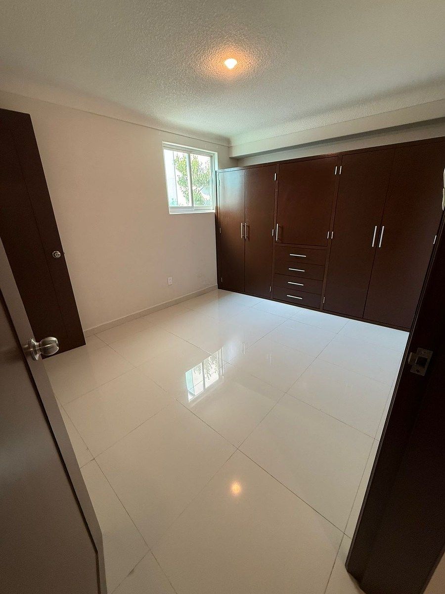 17 of 19: cuarto de servicio