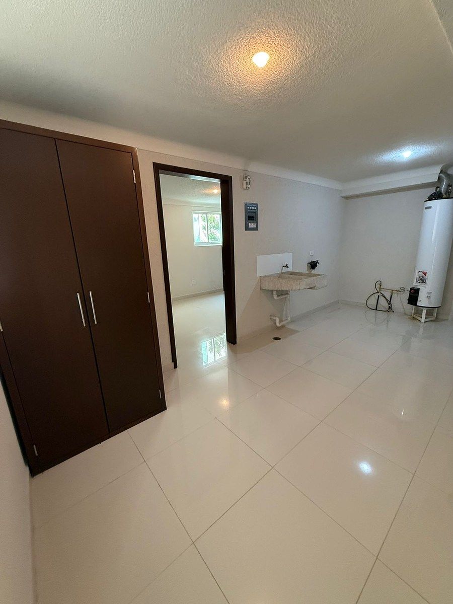 18 of 19: cuarto de lavao con closet de blancos