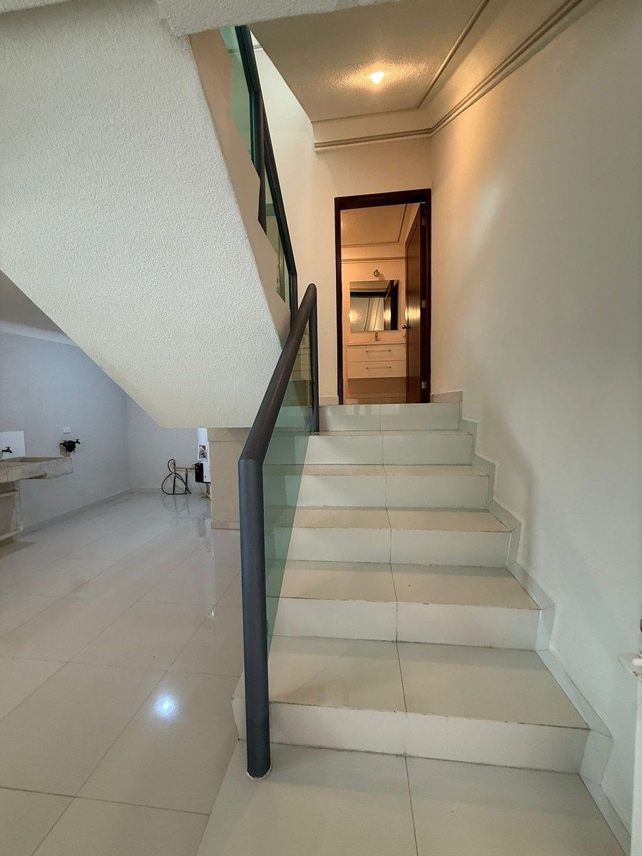 15 of 19: escalera de servicio en sotano