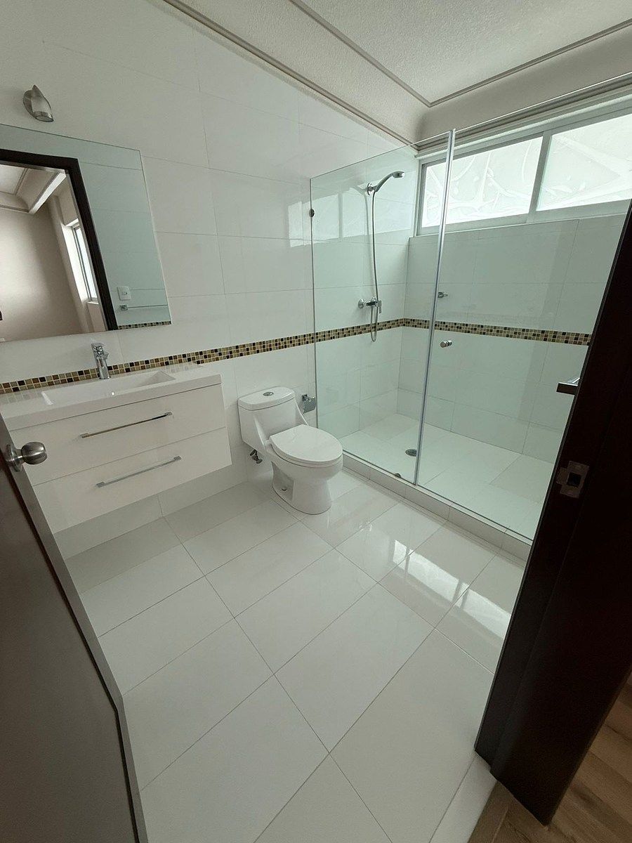 14 of 19: baños recamara secundarias