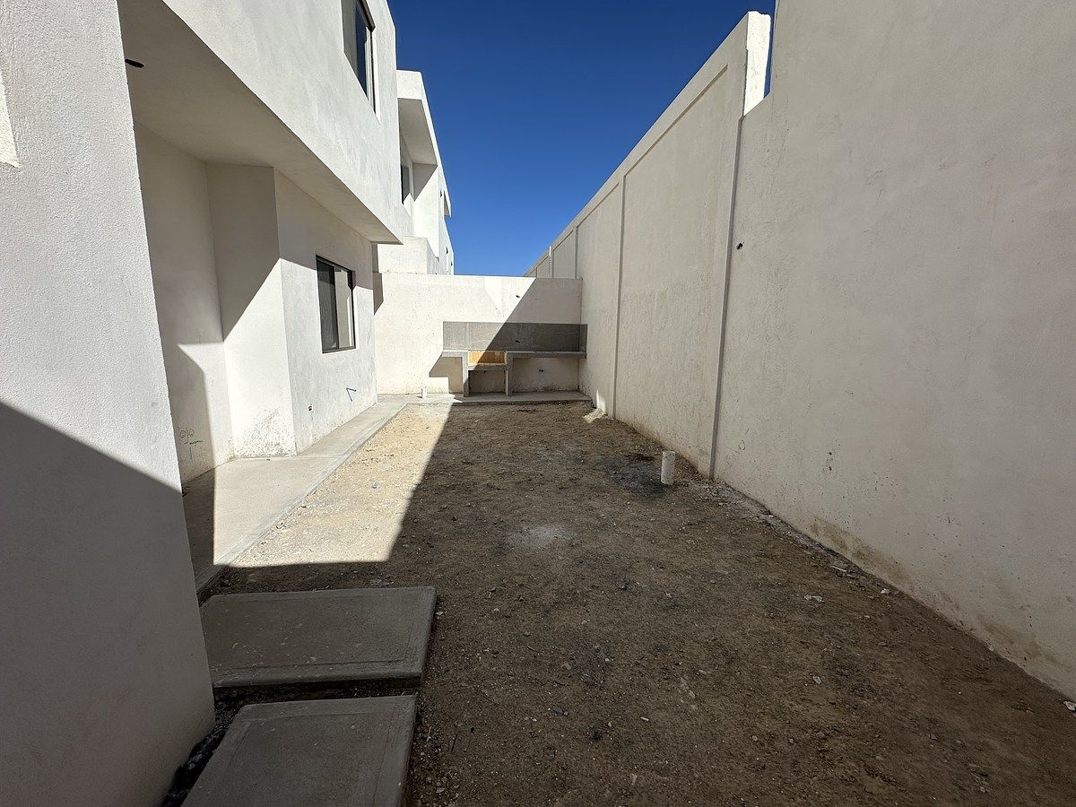 20 de 22: JARDÍN CON ASADOR