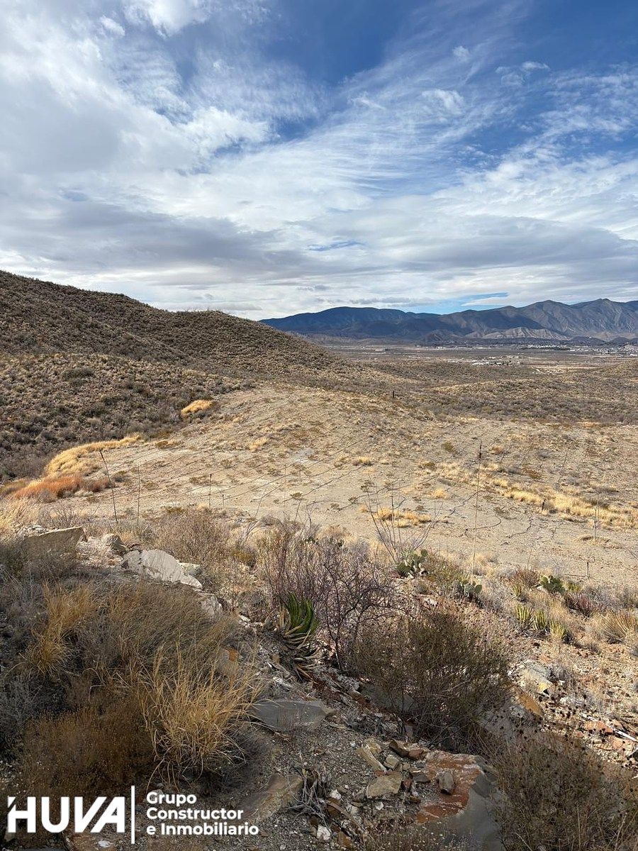 7 de 12: Vista del terreno a un lado de la casa
