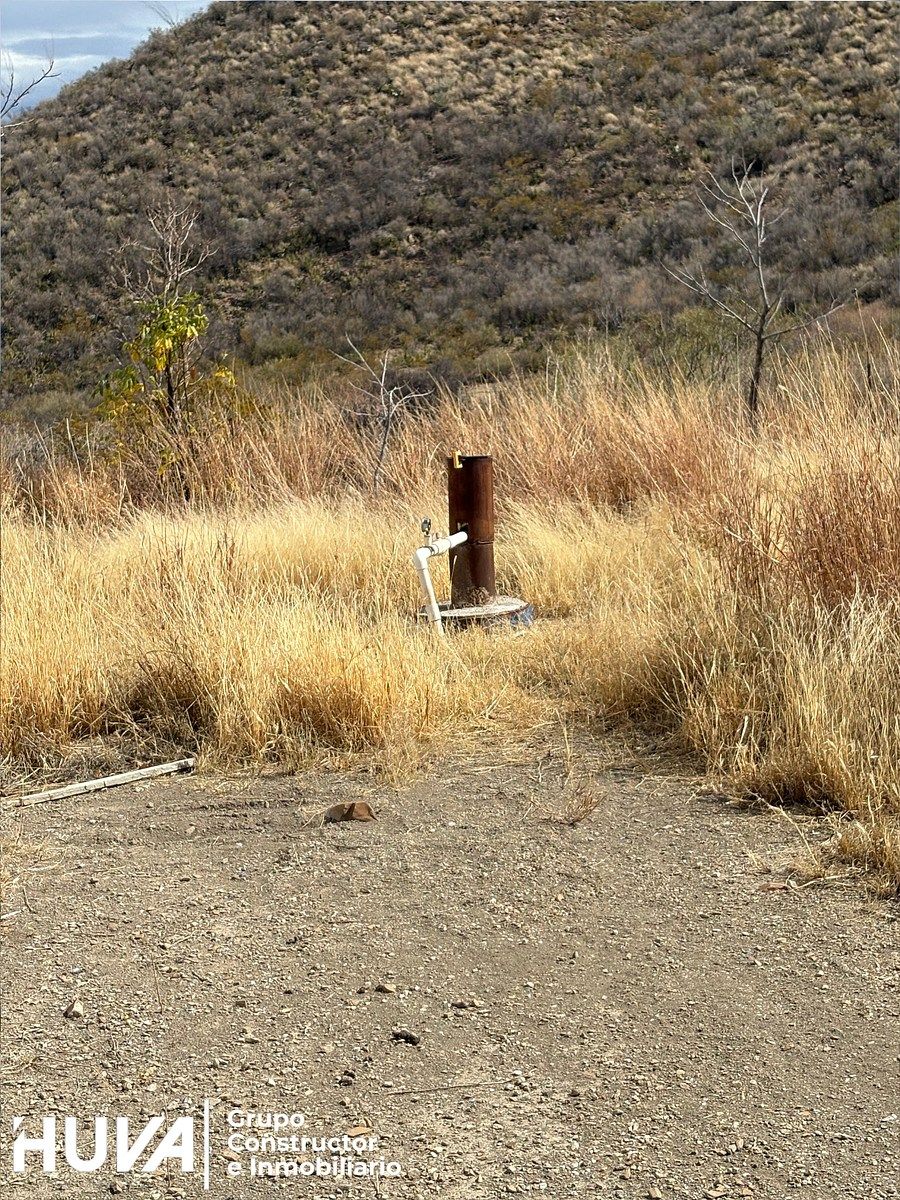 10 de 12: Vista del equipo neumático que saca agua de pozo.