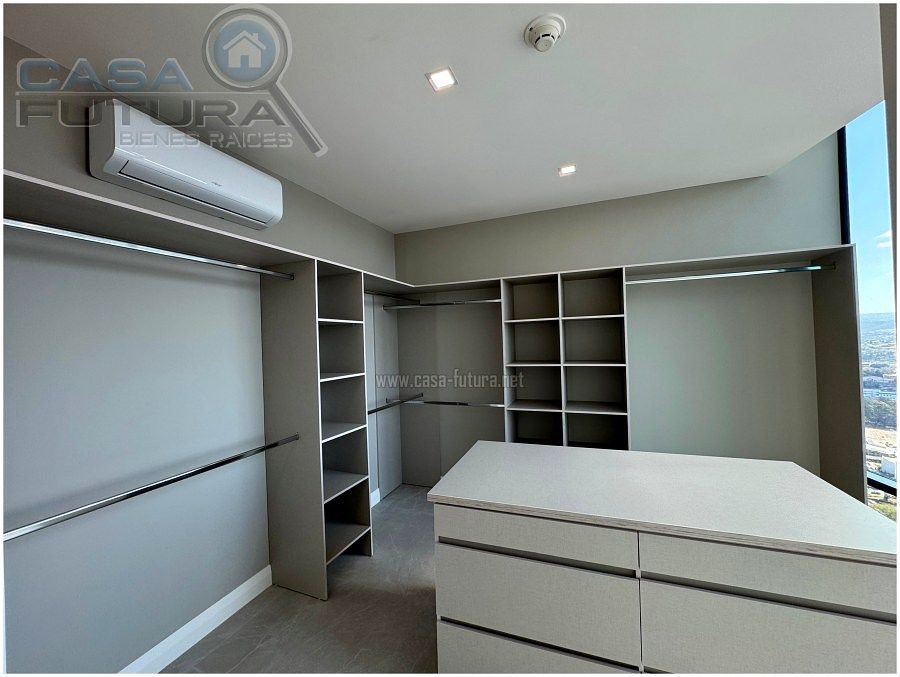 21 de 37: Hermoso walking closet en habitacion principal