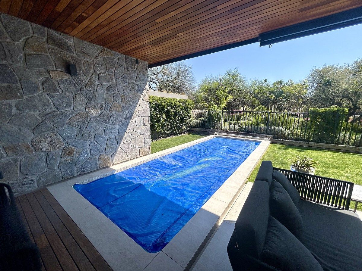 28 de 30: Alberca semi techada