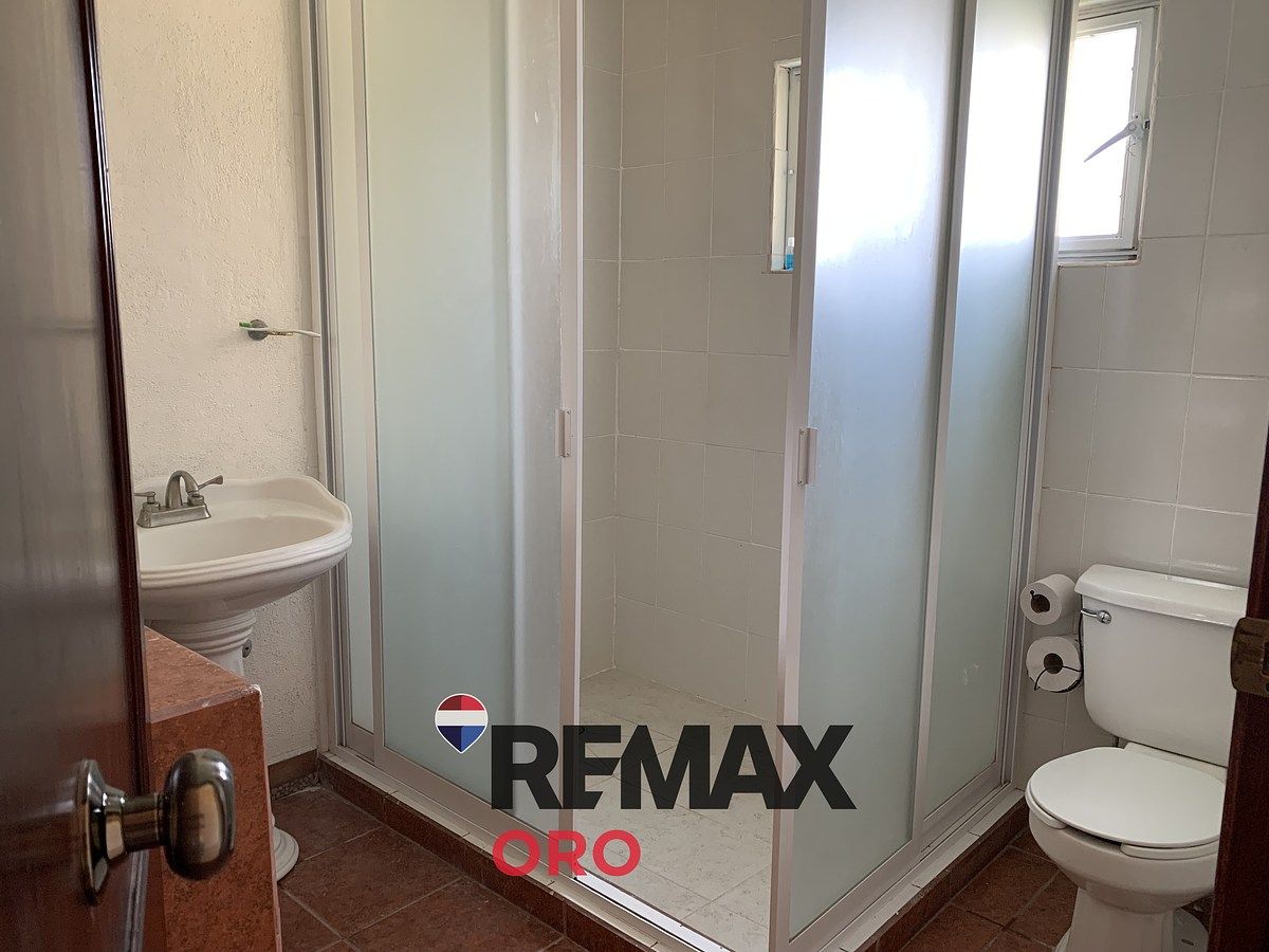 9 de 20: Baño de habitaciones secundarias