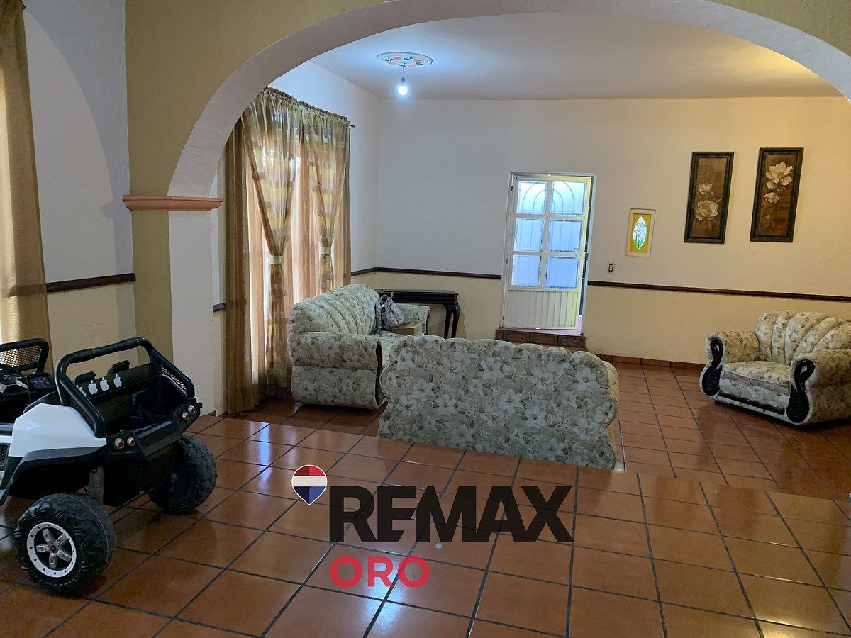 3 de 20: Sala y entrada principal