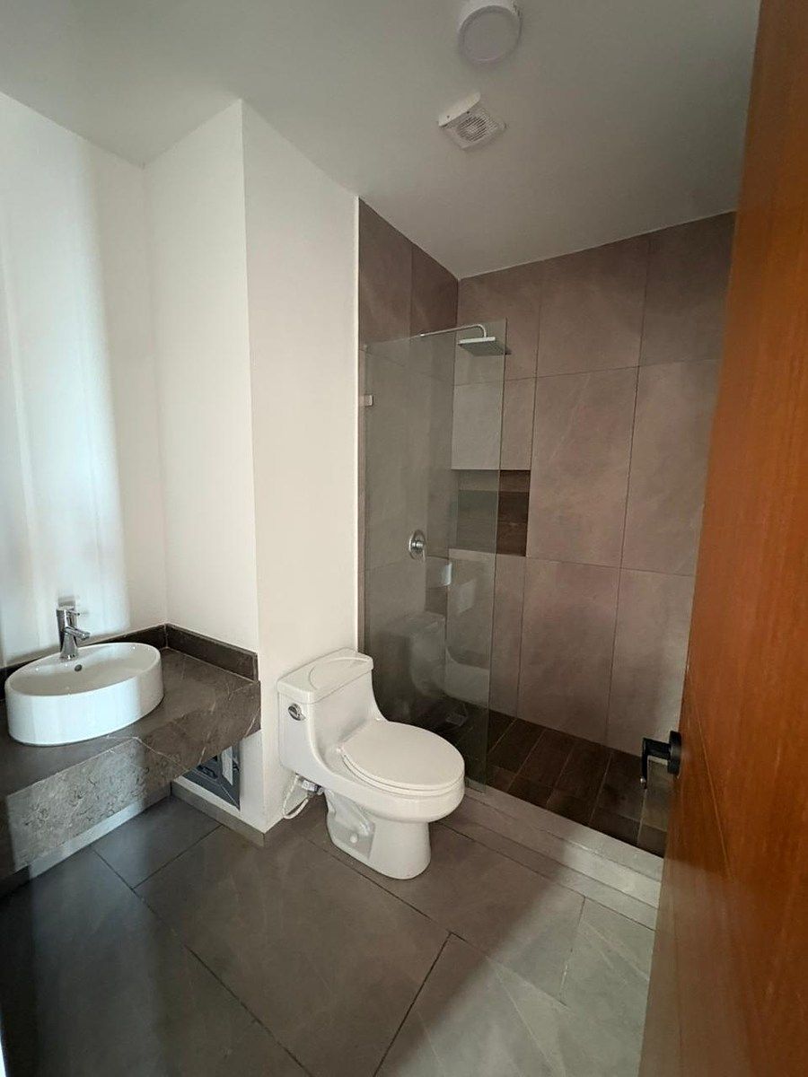 4 de 17: BAÑO DE SERVICIO