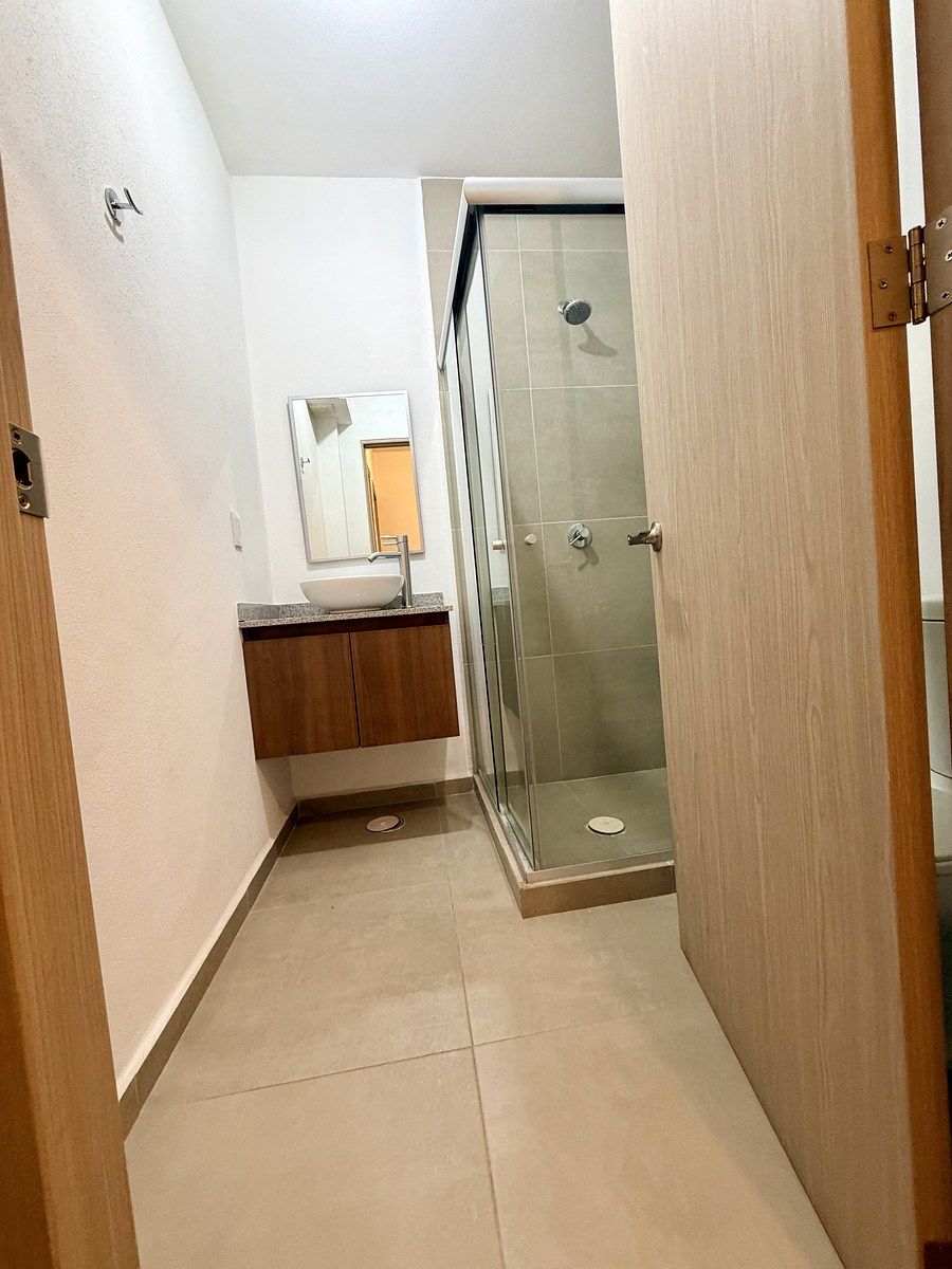 23 de 38: baño completo que comparten las 2 recamaras