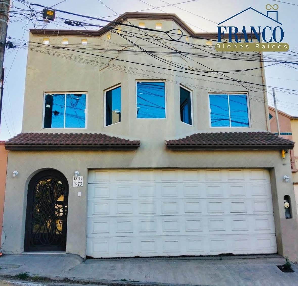 1 of 21: Fachada de la amplia casa