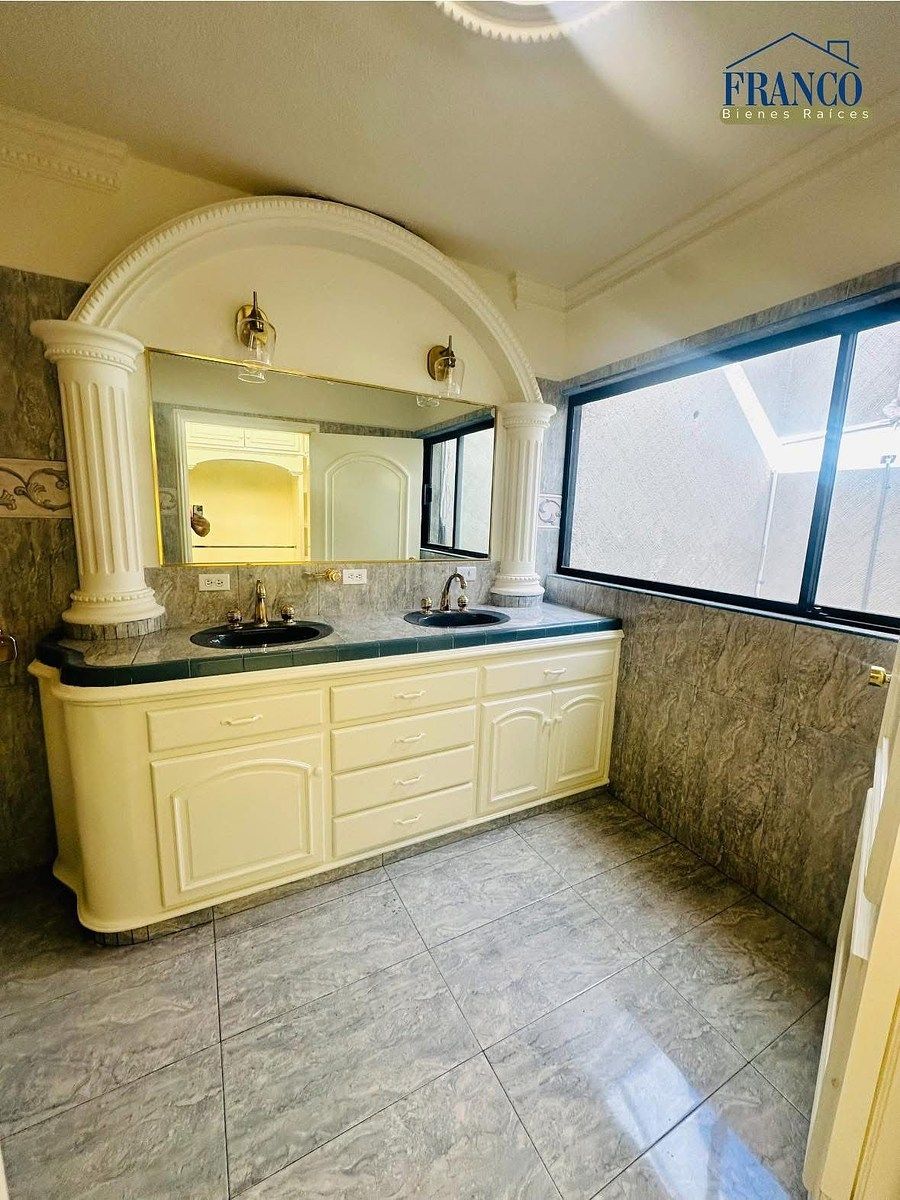 12 of 21: Bano cuarto principal