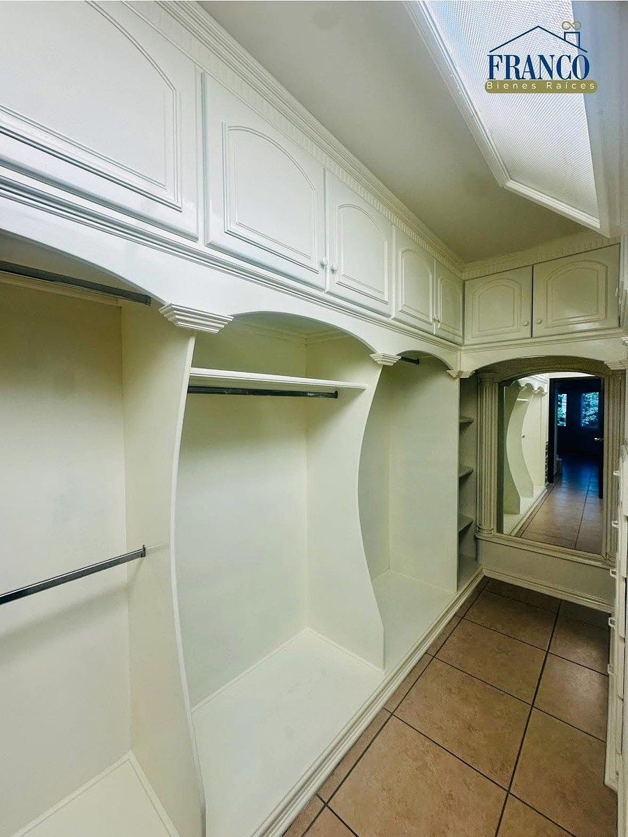 13 of 21: Closet cuarto principal