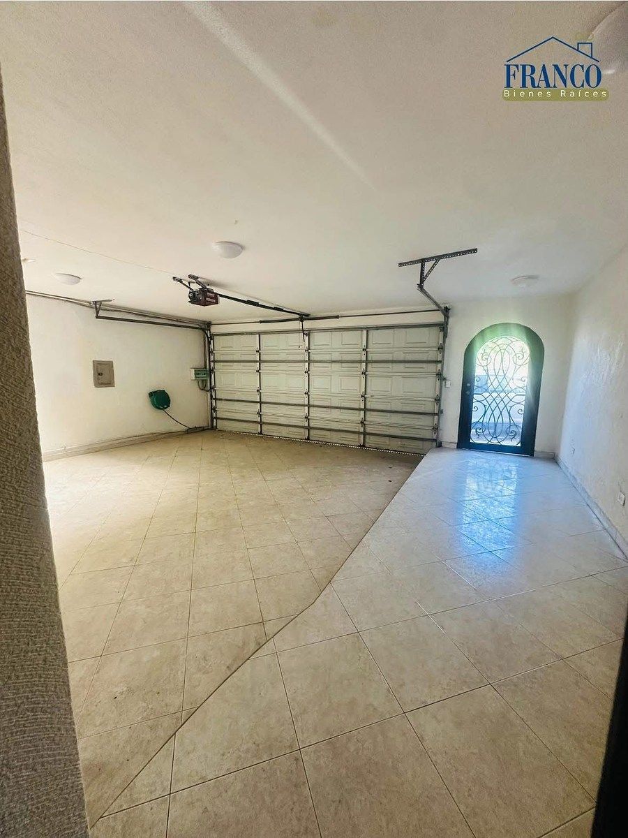 5 of 21: Garage amplio