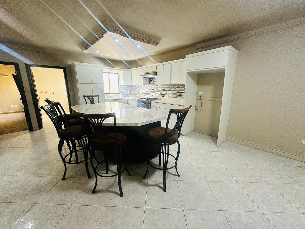 3 of 21: Cocina con barra