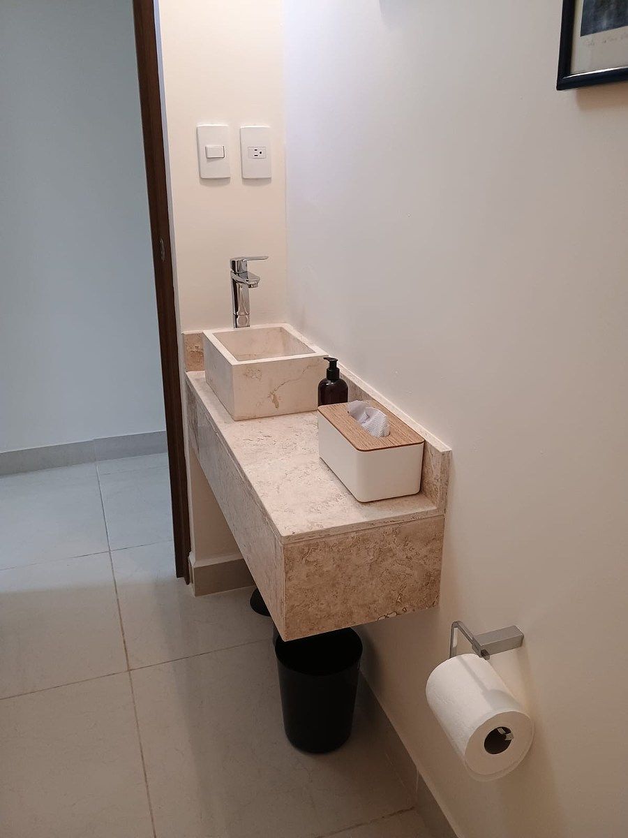 24 of 39: Medio baño de visitas