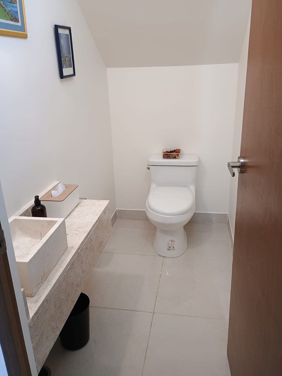 23 of 39: Medio baño de visitas