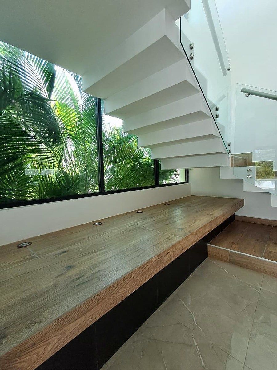 15 de 27: Área inferior escaleras