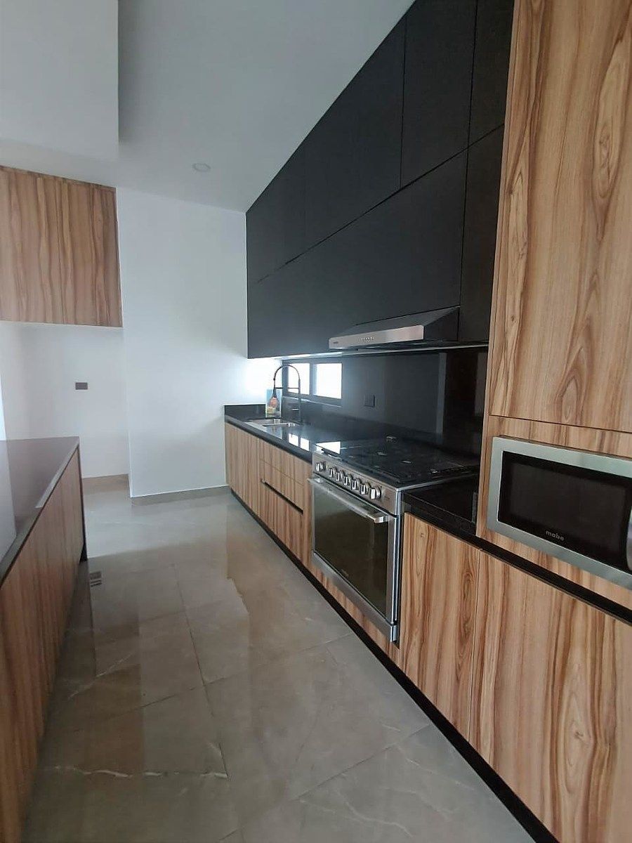 9 de 27: Cocina lateral