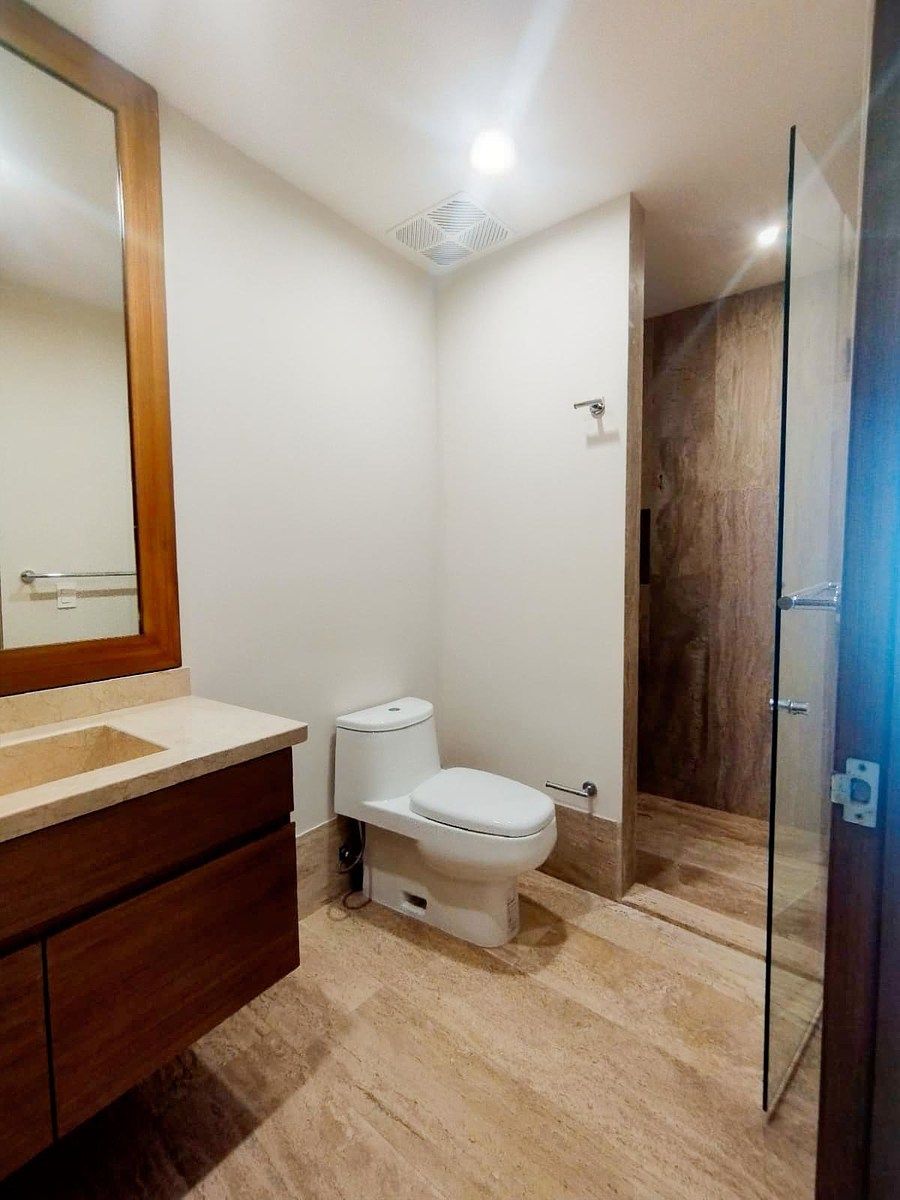 19 de 36: Baño de visitas completo