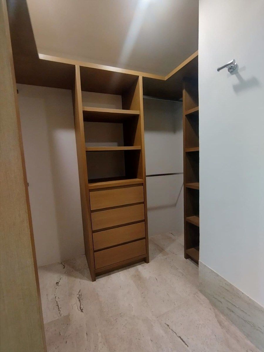 24 de 36: Closet recámara secundaria (x2)