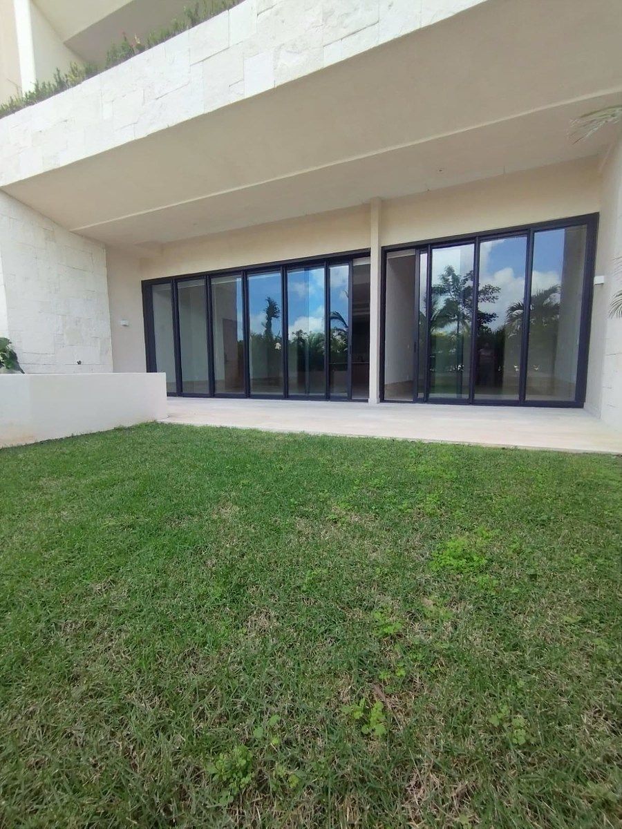 11 de 36: Jardín delantero