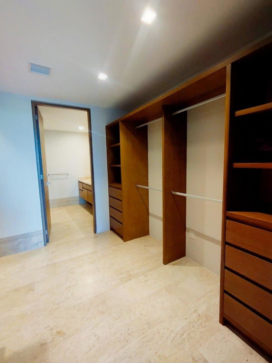 15 de 36: Closet - vestidor recámara principal