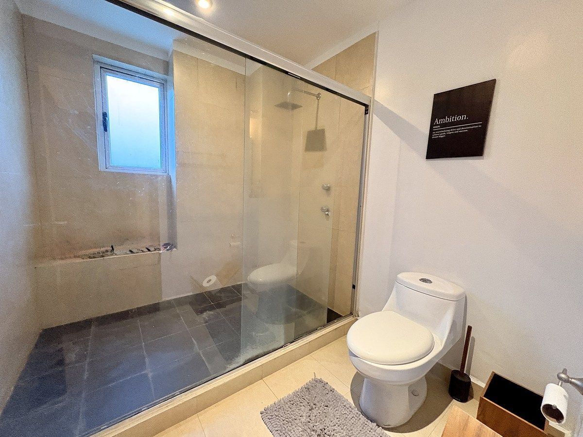 14 de 19: Baño completo con ducha