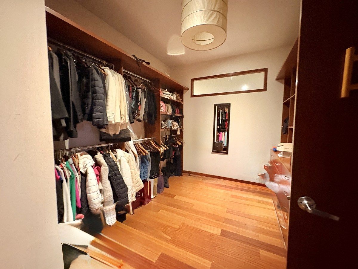 15 de 19: walk-in closet de la recámara principal con gran espacio