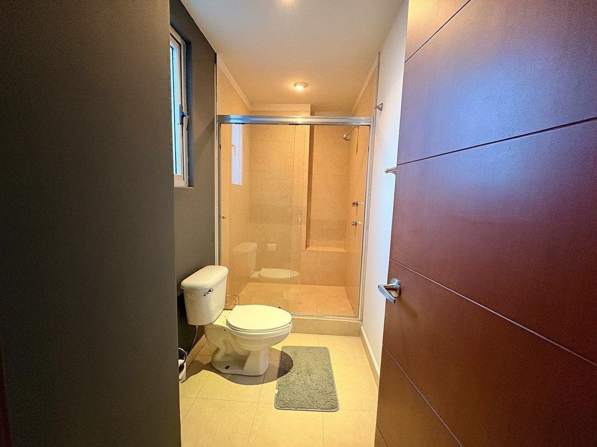 18 de 19: Baño completo con ducha