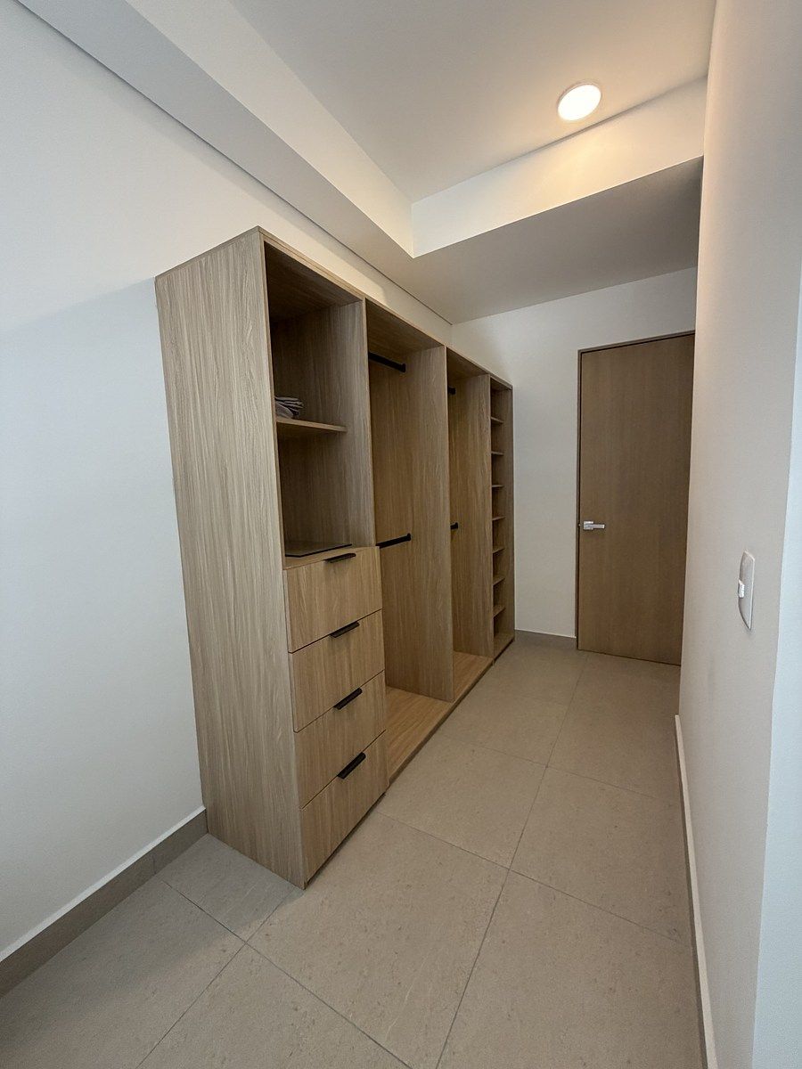 4 de 33: walking closet 2