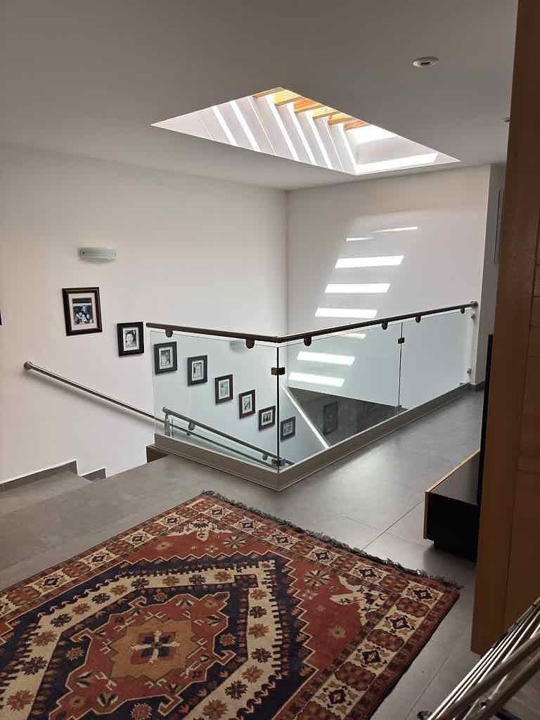 17 de 31: Vista desde planta alta hacia escaleras