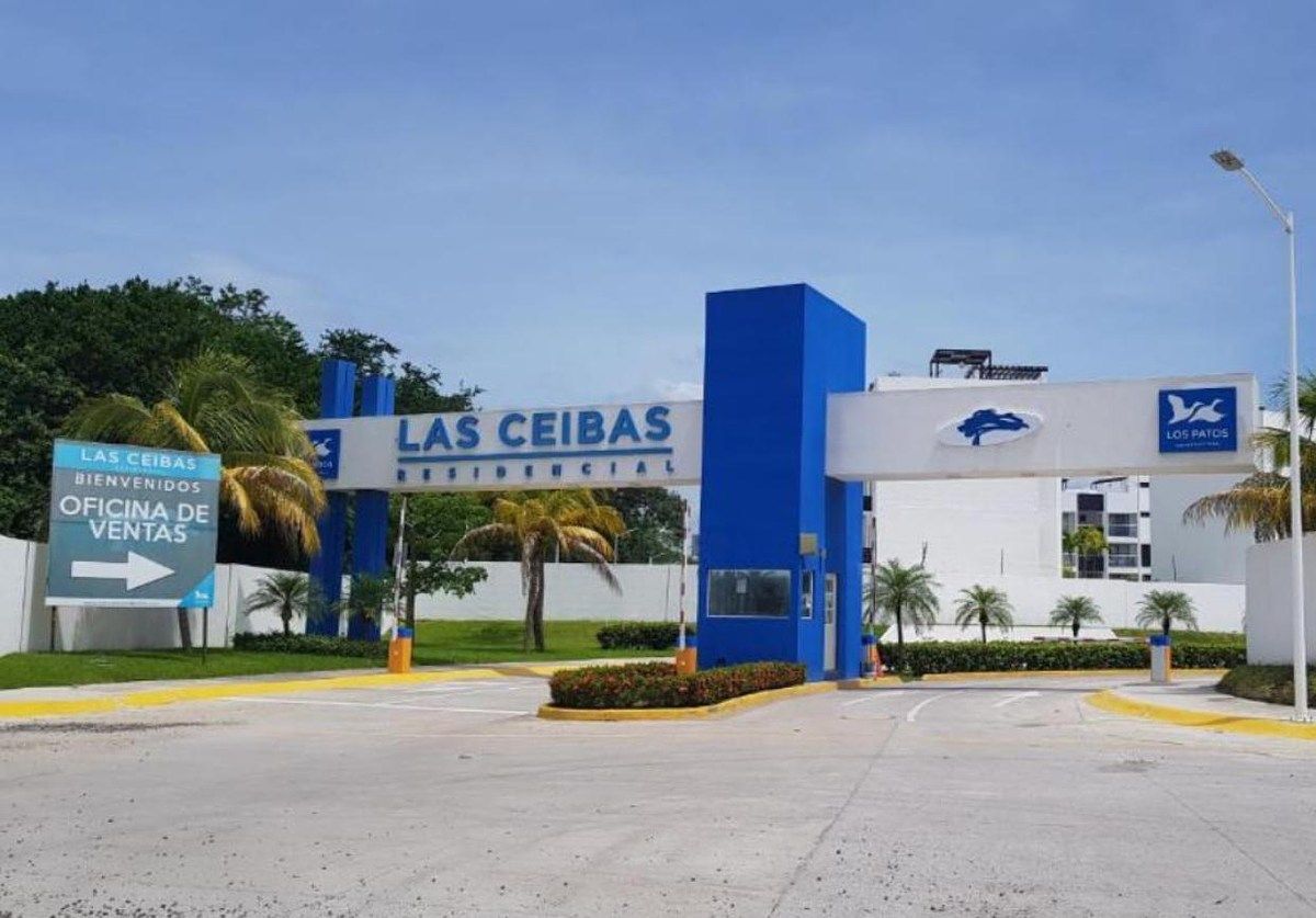 2 of 13: Entrada al Condominio