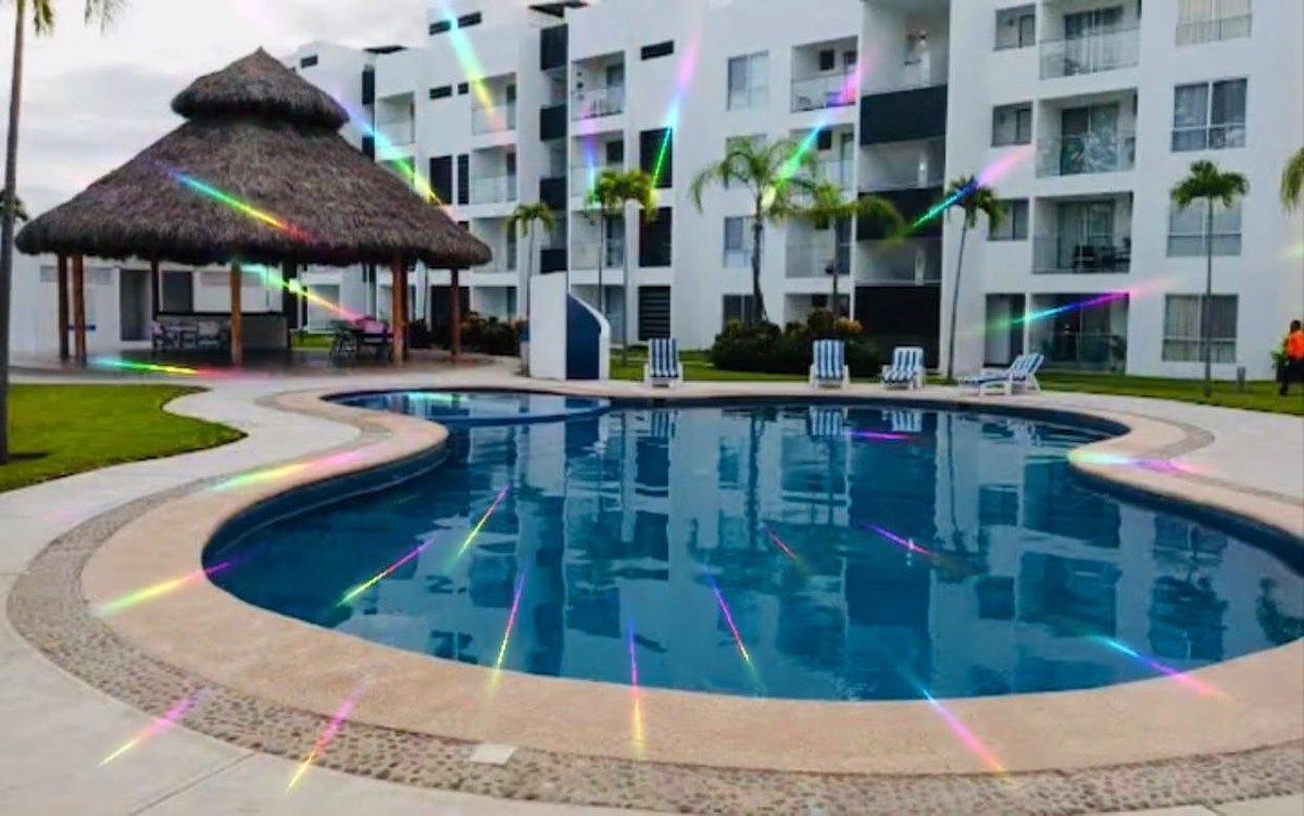 11 of 13: Alberca  común del condominio