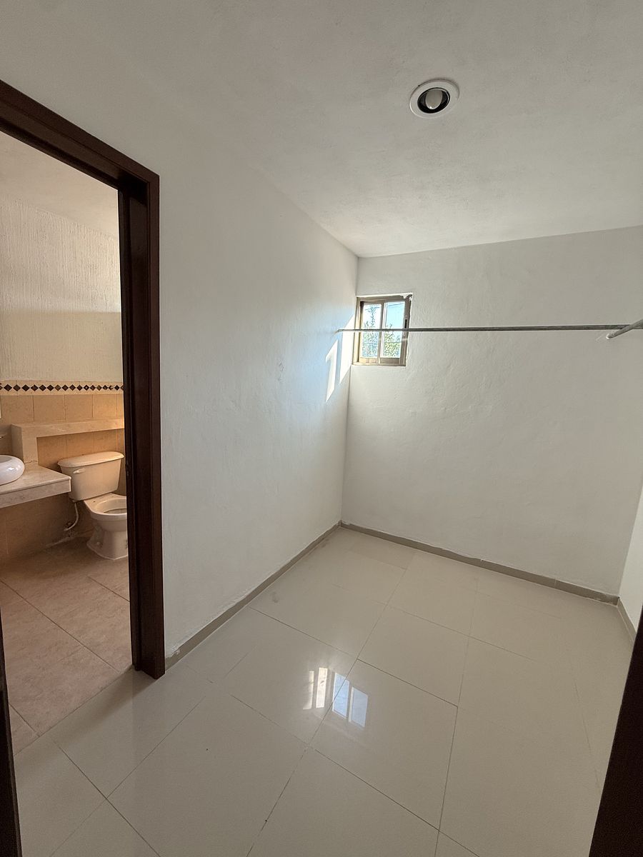 10 de 14: closet vestidor con baño recamara principal