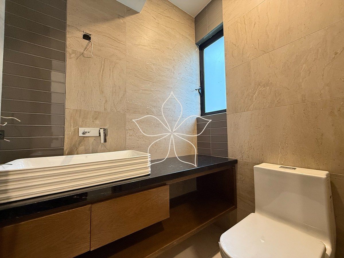 5 of 21: Medio baño de planta baja